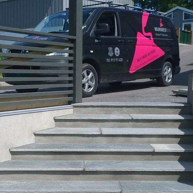 Ny steintrapp med firmabilen deres parkert foran
